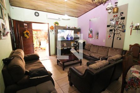 Sala de Estar de casa à venda com 2 quartos, 200m² em Vila Nova, Porto Alegre