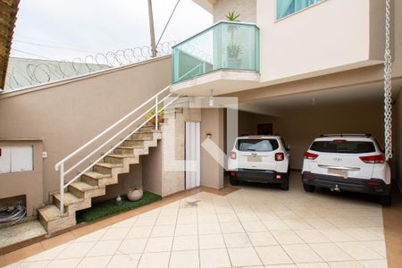 Casa à venda com 180m², 3 quartos e 4 vagas Casa à venda com 180m², 3 quartos e 4 vagasGaragem