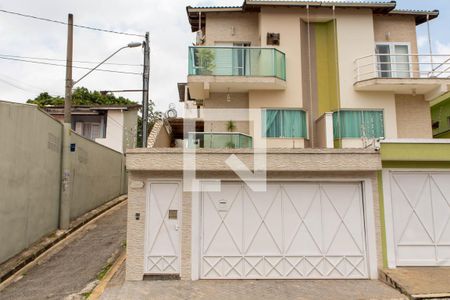 Casa à venda com 180m², 3 quartos e 4 vagas Casa à venda com 180m², 3 quartos e 4 vagasFachada