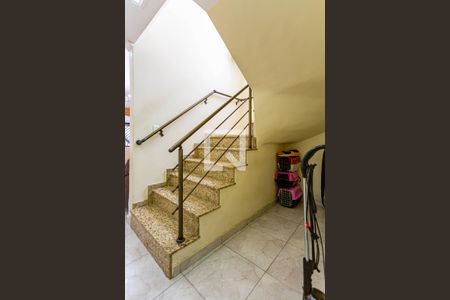 Escada Dormitórios de casa à venda com 4 quartos, 200m² em Jardim Las Vegas, Santo André