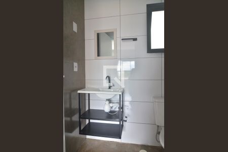 Banheiro de kitnet/studio para alugar com 1 quarto, 30m² em Marechal Rondon, Canoas