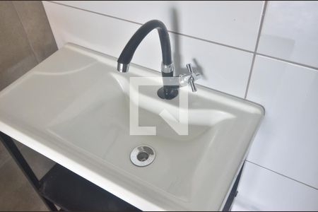 Banheiro de kitnet/studio para alugar com 1 quarto, 30m² em Marechal Rondon, Canoas