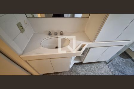 Lavabo no banheiro da suíte. de apartamento à venda com 4 quartos, 160m² em Butantã, São Paulo