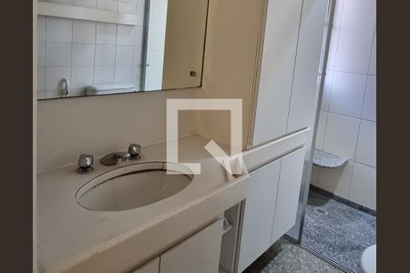 Lavabo no banheiro da suíte. de apartamento à venda com 4 quartos, 160m² em Butantã, São Paulo