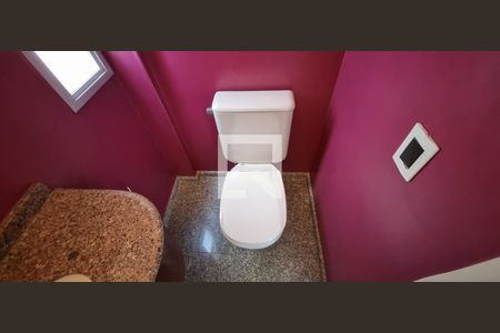 Esse lavabo fica do lado da sala de estar. de apartamento à venda com 4 quartos, 160m² em Butantã, São Paulo