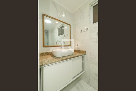 Banheiro de apartamento à venda com 2 quartos, 74m² em Nonoai, Porto Alegre