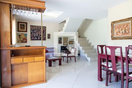 Casa de condomínio à venda com 200m², 4 quartos e 2 vagasSala 