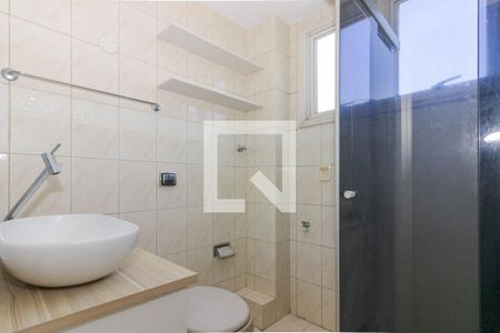 Banheiro de apartamento à venda com 1 quarto, 50m² em Passo da Areia, Porto Alegre