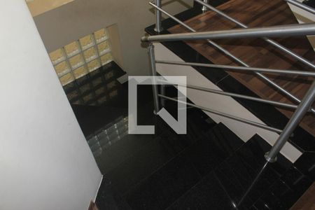 Escada de casa à venda com 3 quartos, 225m² em Parque Alves de Lima, São Paulo