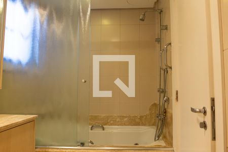 Casa de condomínio para alugar com 228m², 3 quartos e 3 vagas Casa de condomínio para alugar com 228m², 3 quartos e 3 vagasBanheiro da Suíte