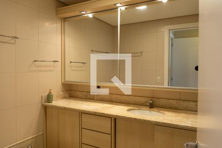 Casa de condomínio para alugar com 228m², 3 quartos e 3 vagas Casa de condomínio para alugar com 228m², 3 quartos e 3 vagasBanheiro da Suíte