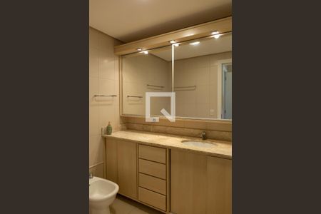 Casa de condomínio para alugar com 228m², 3 quartos e 3 vagas Casa de condomínio para alugar com 228m², 3 quartos e 3 vagasBanheiro da Suíte