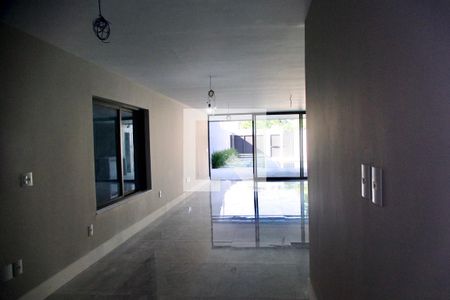 Sala de casa de condomínio à venda com 4 quartos, 600m² em Barra da Tijuca, Rio de Janeiro