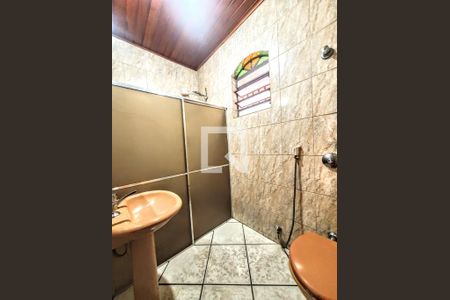 Banheiro de casa à venda com 3 quartos, 75m² em Sagrada Família, Belo Horizonte