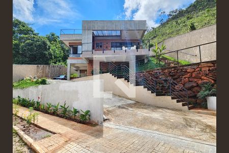 Casa de condomínio à venda com 278m², 4 quartos e 4 vagas Casa de condomínio à venda com 278m², 4 quartos e 4 vagasFachada