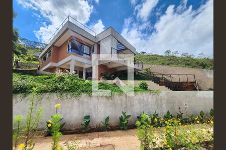 Casa de condomínio à venda com 278m², 4 quartos e 4 vagas Casa de condomínio à venda com 278m², 4 quartos e 4 vagasFachada
