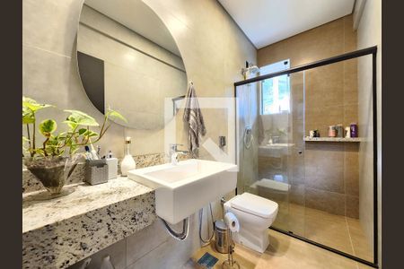 Casa de condomínio à venda com 278m², 4 quartos e 4 vagas Casa de condomínio à venda com 278m², 4 quartos e 4 vagasBanheiro Social