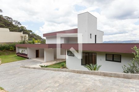 Casa de condomínio à venda com 380m², 3 quartos e 6 vagas Casa de condomínio à venda com 380m², 3 quartos e 6 vagasFachada