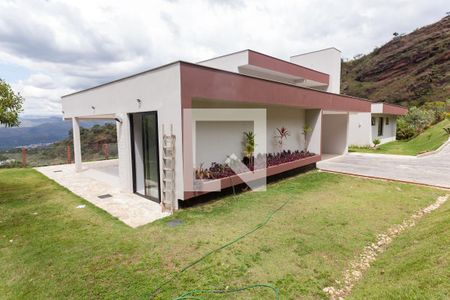 Casa de condomínio à venda com 380m², 3 quartos e 6 vagas Casa de condomínio à venda com 380m², 3 quartos e 6 vagasQuintal