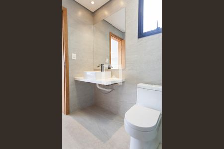 Casa de condomínio à venda com 380m², 3 quartos e 6 vagas Casa de condomínio à venda com 380m², 3 quartos e 6 vagasBanheiro Social