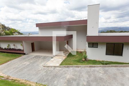 Casa de condomínio à venda com 380m², 3 quartos e 6 vagas Casa de condomínio à venda com 380m², 3 quartos e 6 vagasFachada