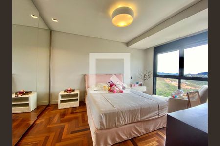 Casa de condomínio à venda com 494m², 4 quartos e 5 vagas