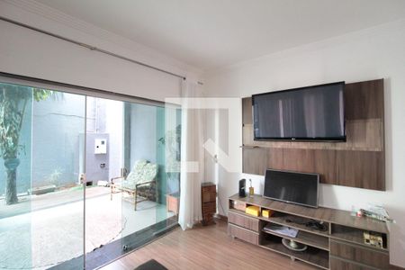 Sala de casa à venda com 3 quartos, 185m² em Rio Branco, Belo Horizonte