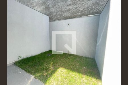 Área externa privativa fundos de casa à venda com 2 quartos, 65m² em Planalto, Belo Horizonte