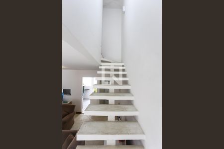 escada  de casa para alugar com 2 quartos, 90m² em Vila Morse, São Paulo