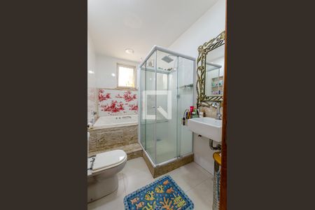 Casa à venda com 350m², 4 quartos e 2 vagas Casa à venda com 350m², 4 quartos e 2 vagasBanheiro da Suíte 4