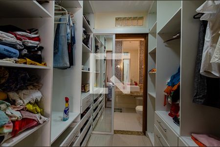 Casa à venda com 350m², 4 quartos e 2 vagas Casa à venda com 350m², 4 quartos e 2 vagasCloset da suíte 3