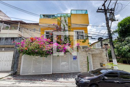 Casa à venda com 350m², 4 quartos e 2 vagas Casa à venda com 350m², 4 quartos e 2 vagasFachada