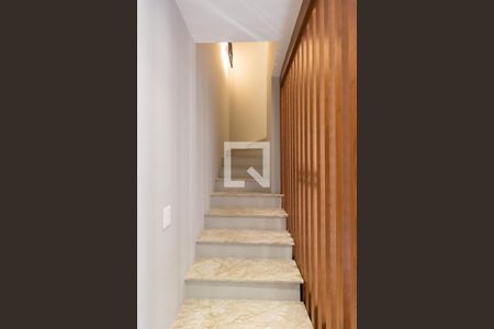 Escada de casa de condomínio para alugar com 2 quartos, 75m² em Vila São Silvestre, São Paulo
