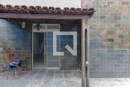 Entrada de casa à venda com 2 quartos, 150m² em Pompéia, Belo Horizonte