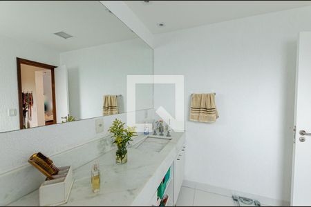 Apartamento à venda com 240m², 3 quartos e 2 vagas Apartamento à venda com 240m², 3 quartos e 2 vagasBanheiro da Suíte