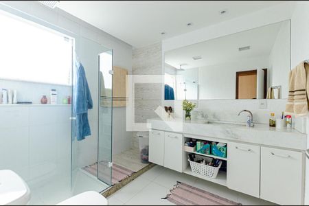 Apartamento à venda com 240m², 3 quartos e 2 vagas Apartamento à venda com 240m², 3 quartos e 2 vagasBanheiro da Suíte