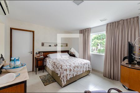 Apartamento à venda com 240m², 3 quartos e 2 vagas Apartamento à venda com 240m², 3 quartos e 2 vagasSuite