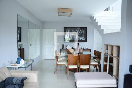 Sala de casa de condomínio para alugar com 3 quartos, 260m² em Jardim Rio das Pedras, Cotia