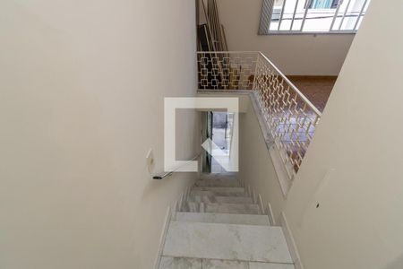 Sala - Escada de acesso de apartamento para alugar com 2 quartos, 75m² em Olaria, Rio de Janeiro