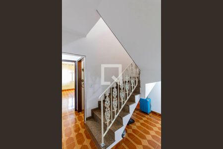 Escada  de casa à venda com 4 quartos, 300m² em Vila Nhocune, São Paulo