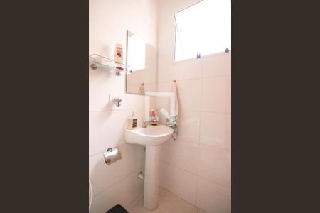 Banheiro da Suíte 1 de casa de condomínio para alugar com 2 quartos, 65m² em Vila Pierina, São Paulo