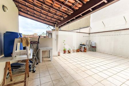 Casa à venda com 253m², 4 quartos e 3 vagas Casa à venda com 253m², 4 quartos e 3 vagasTerraço Fundos