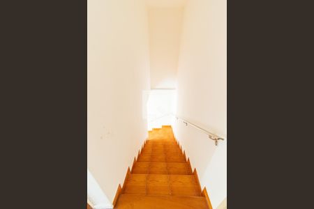 Casa à venda com 180m², 3 quartos e 2 vagas Casa à venda com 180m², 3 quartos e 2 vagasEscada