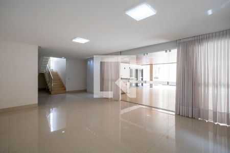 Sala de casa de condomínio para alugar com 5 quartos, 450m² em Alphaville Flamboyant Residencial Araguaia, Goiânia