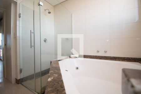 Apartamento à venda com 189m², 4 quartos e 2 vagas Apartamento à venda com 189m², 4 quartos e 2 vagasbanheira quarto 3