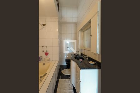 Casa à venda com 350m², 3 quartos e 4 vagas Casa à venda com 350m², 3 quartos e 4 vagasBanheiro da Suíte 1