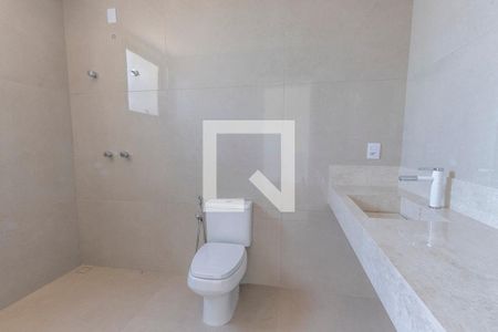 Casa de condomínio à venda com 344m², 4 quartos e 3 vagas Casa de condomínio à venda com 344m², 4 quartos e 3 vagasBanheiro