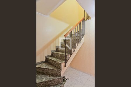 Escada de casa para alugar com 3 quartos, 185m² em Parque São Domingos, São Paulo