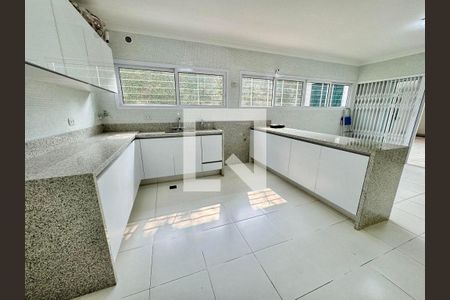 Casa à venda com 4 quartos, 350m² em Jardim Luzitania, São Paulo