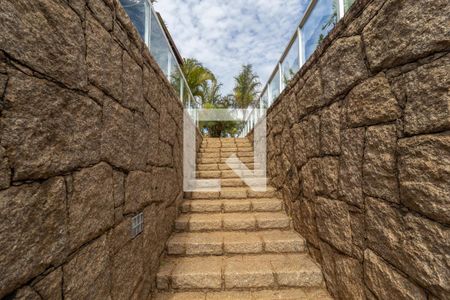 Casa de condomínio à venda com 1200m², 4 quartos e 5 vagas Casa de condomínio à venda com 1200m², 4 quartos e 5 vagasEscada